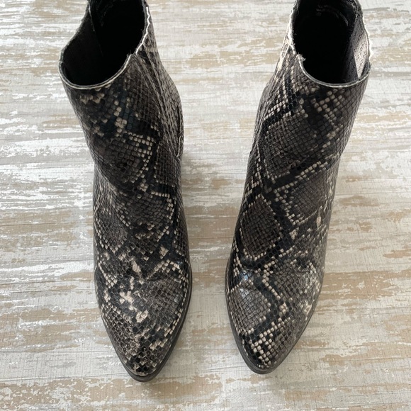 Steve Madden Chelsea stacked heel Boot - Picture 2 of 7